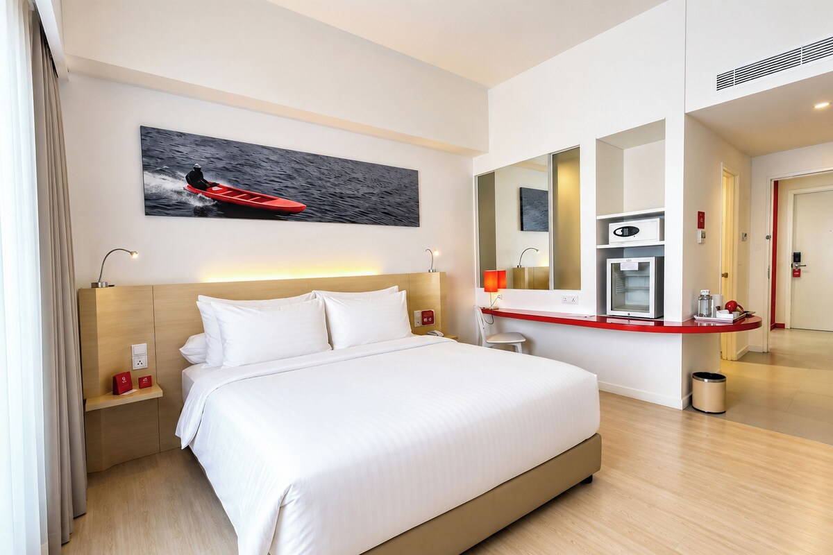 Room (Harris) | Premium bedding, minibar, in-room safe, desk