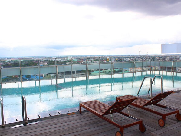 Outdoor pool, pool loungers - HARRIS Hotel Pontianak (Pontianak)