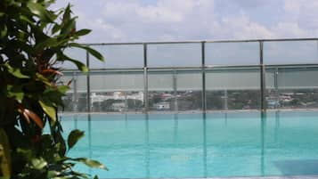 Piscina all'aperto, lettini