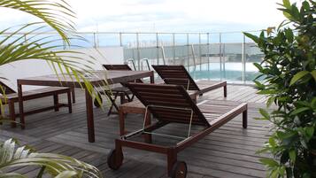 Kolam renang outdoor, dengan kursi berjemur