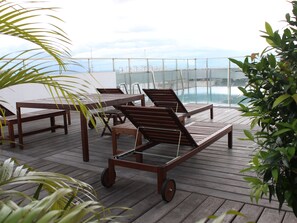 Outdoor pool, pool loungers - HARRIS Hotel Pontianak (Pontianak)