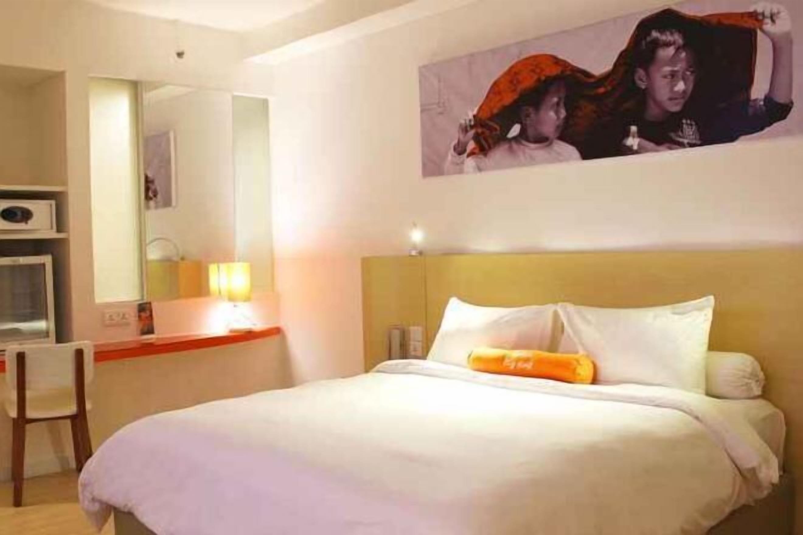 Hochwertige Bettwaren, Minibar, Zimmersafe, Schreibtisch