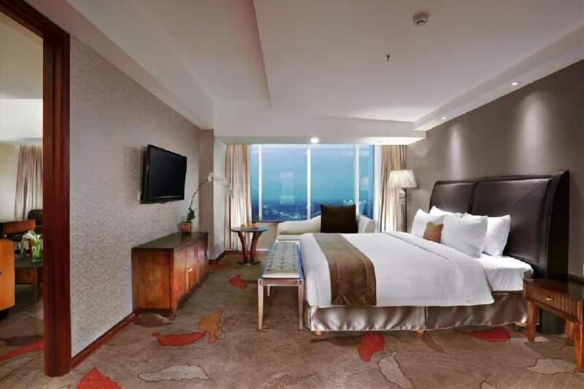 Free minibar, in-room safe, desk, laptop workspace