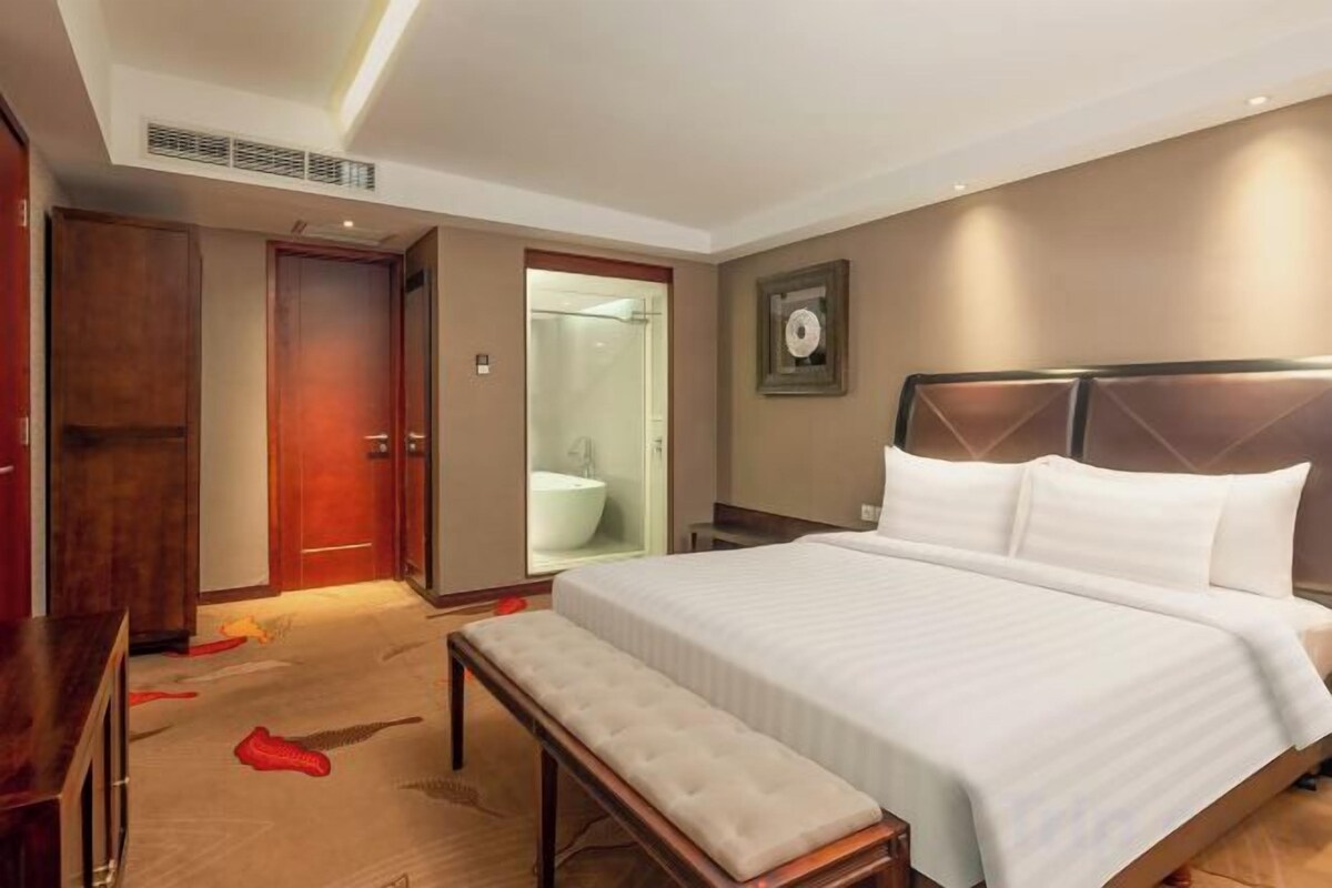 Minibar con artículos gratuitos, caja fuerte, escritorio