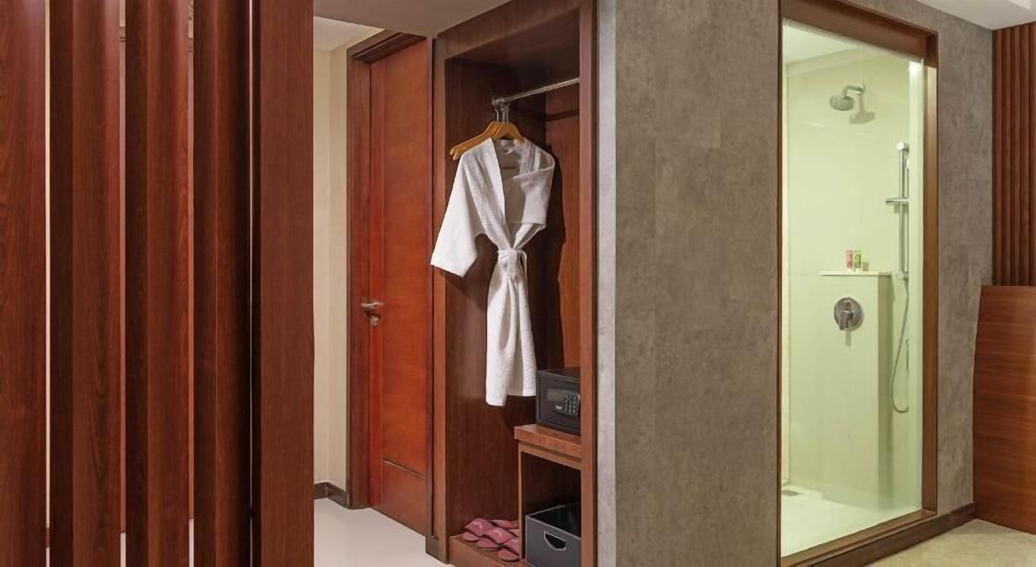 Kamar mandi | Perlengkapan mandi gratis, pengering rambut, sandal, dan handuk