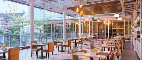 Breakfast, lunch, dinner served; international cuisine