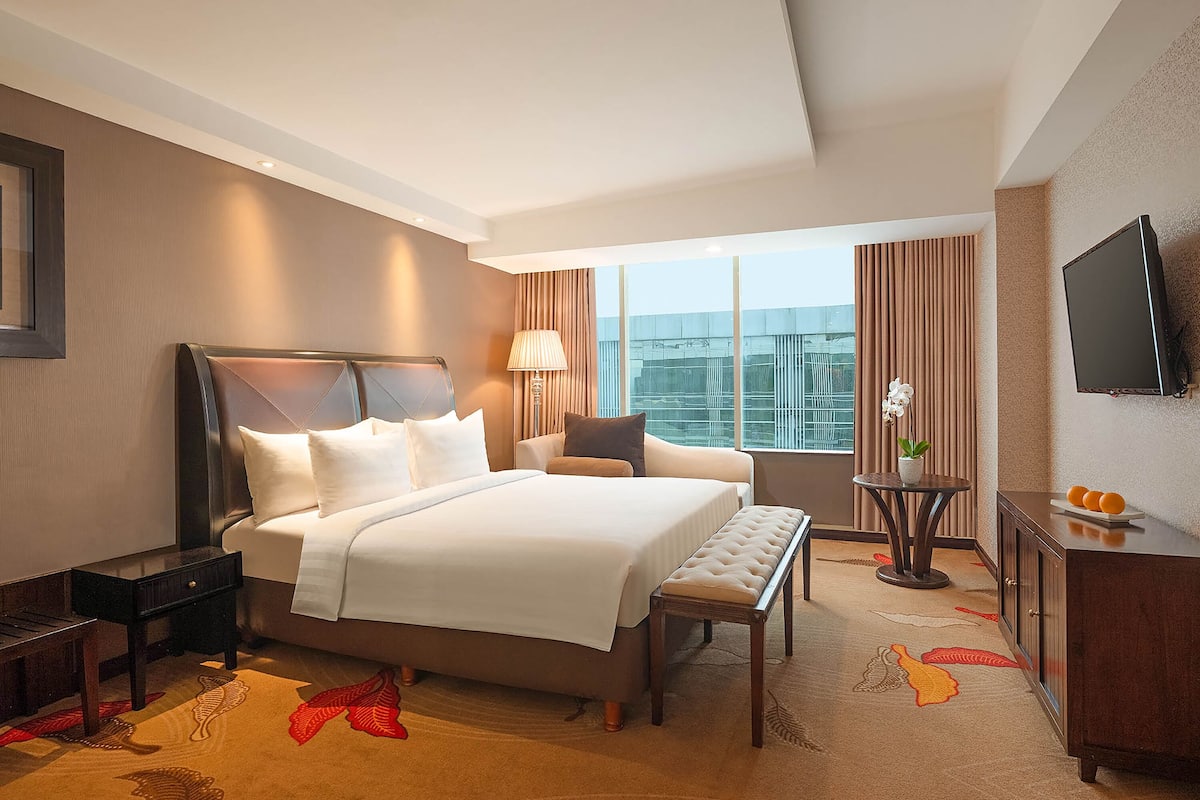 Executive Suite | 1 bedroom, free minibar, in-room safe, desk
