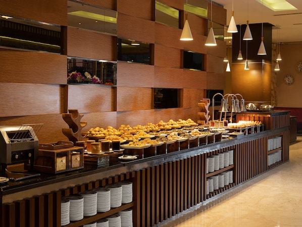 Breakfast, lunch, dinner served; international cuisine 