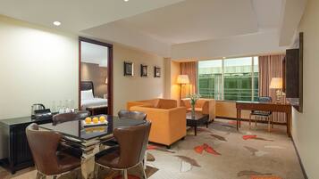 Executive-Suite | Essbereich im Zimmer