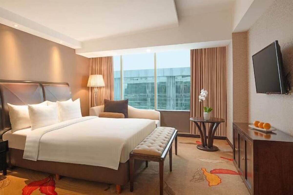 Free minibar, in-room safe, desk, laptop workspace
