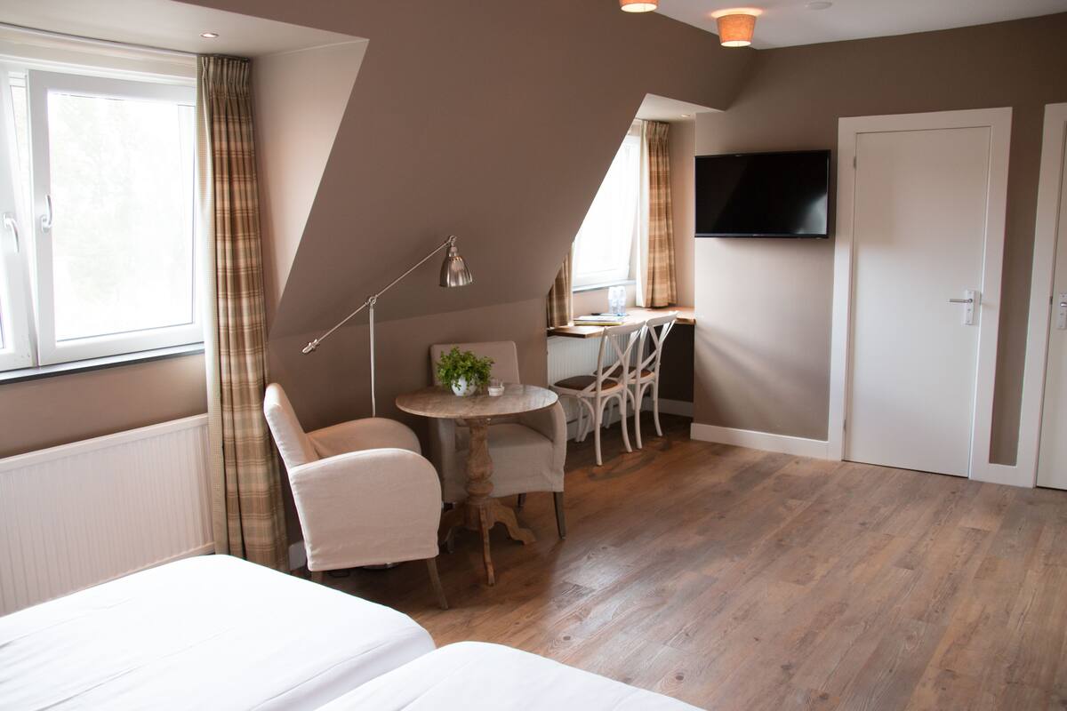 Cribs (surcharge), rollaway beds (surcharge), WiFi (free)