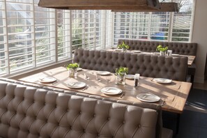 2 restaurants, serveren lunch