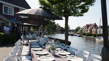 2 restaurants, serveren lunch