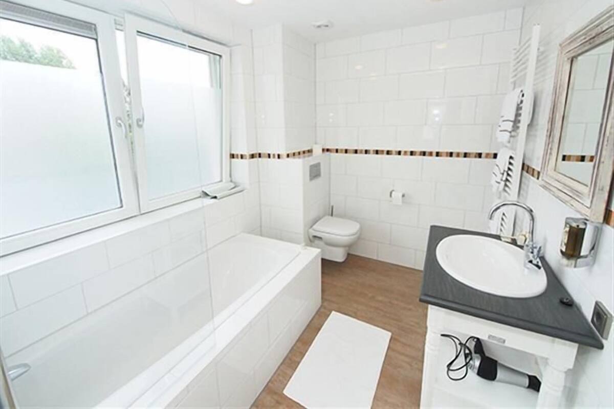 Suite, 2 Twin Beds | Bathroom | Free toiletries, hair dryer