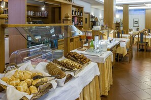 Un espace buffet proposant une variété de plats et une sélection de vins.