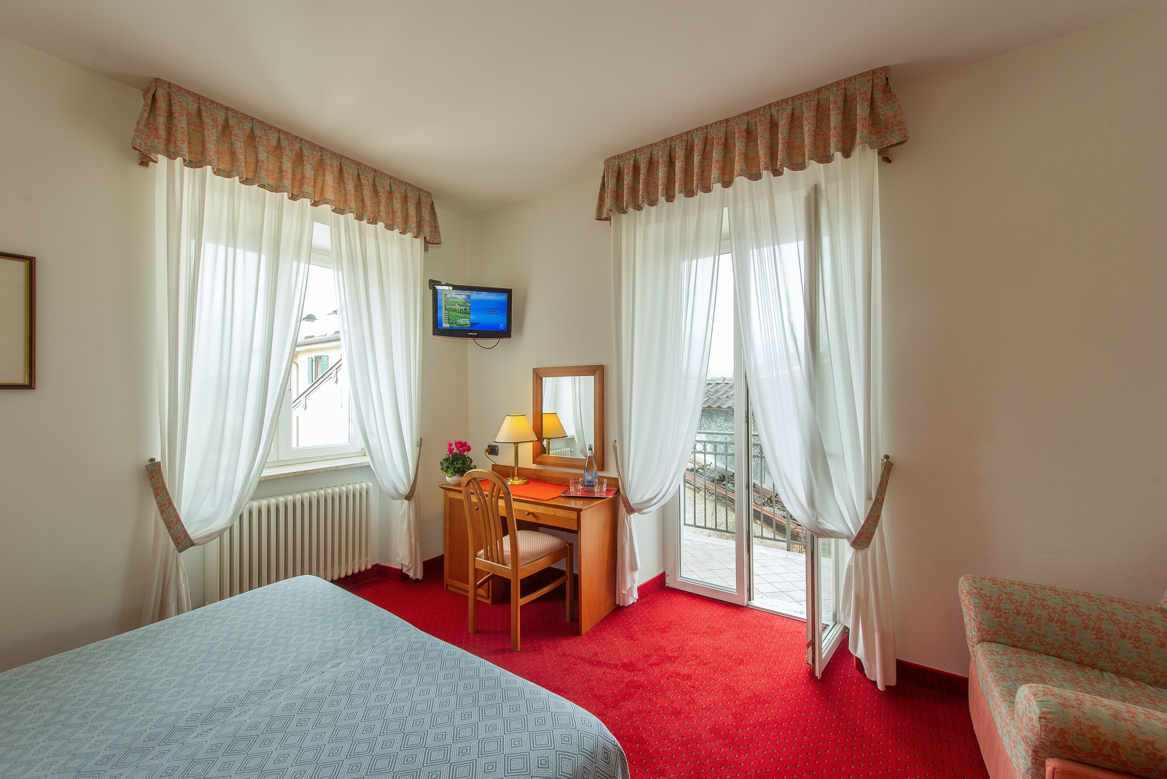 deluxe double or twin room | in-room safe, desk, free wifi, bed sheets
