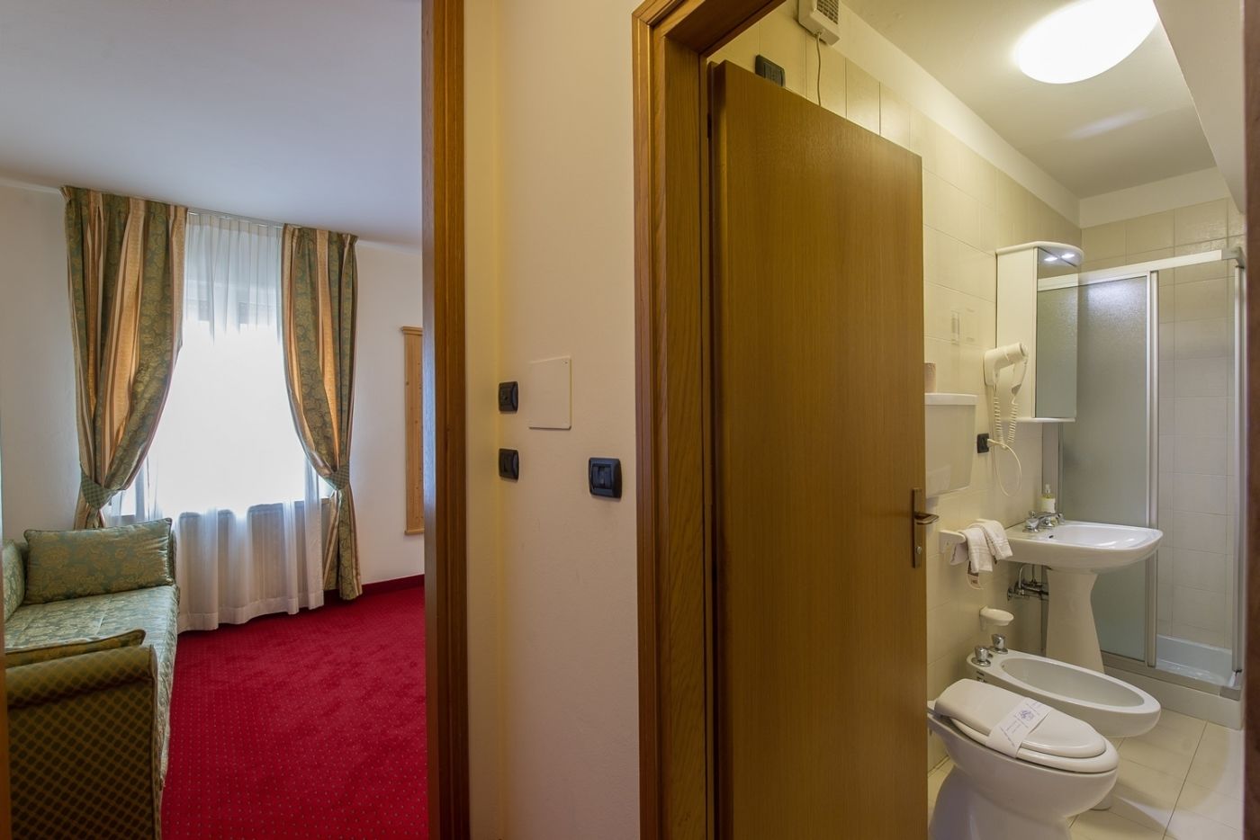 deluxe double or twin room | in-room safe, desk, free wifi, bed sheets