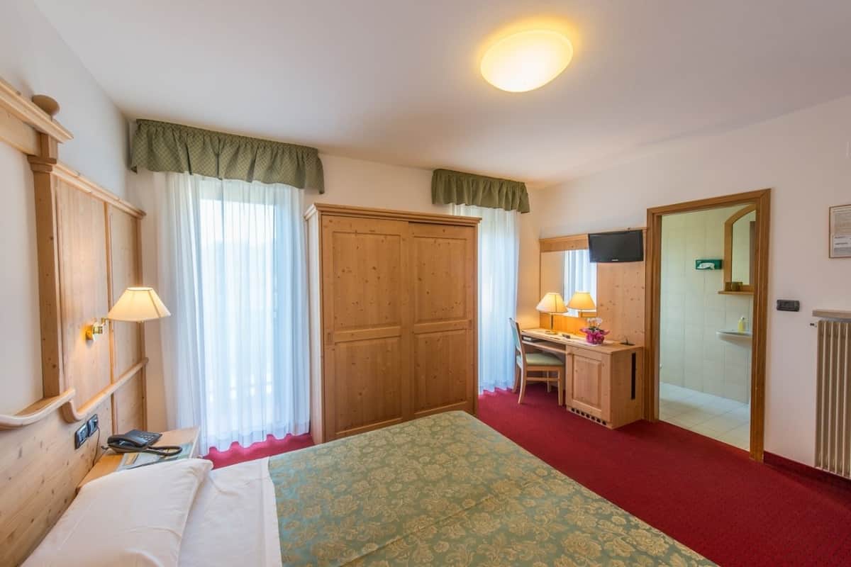 comfort double or twin room | in-room safe, desk, free wifi, bed sheets