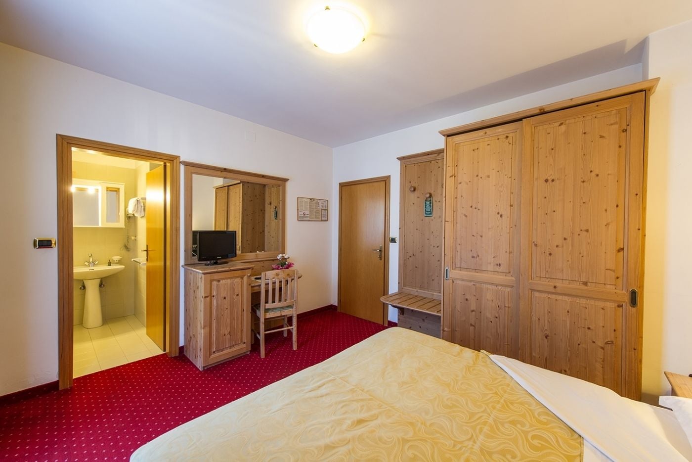 classic double or twin room | in-room safe, desk, free wifi, bed sheets