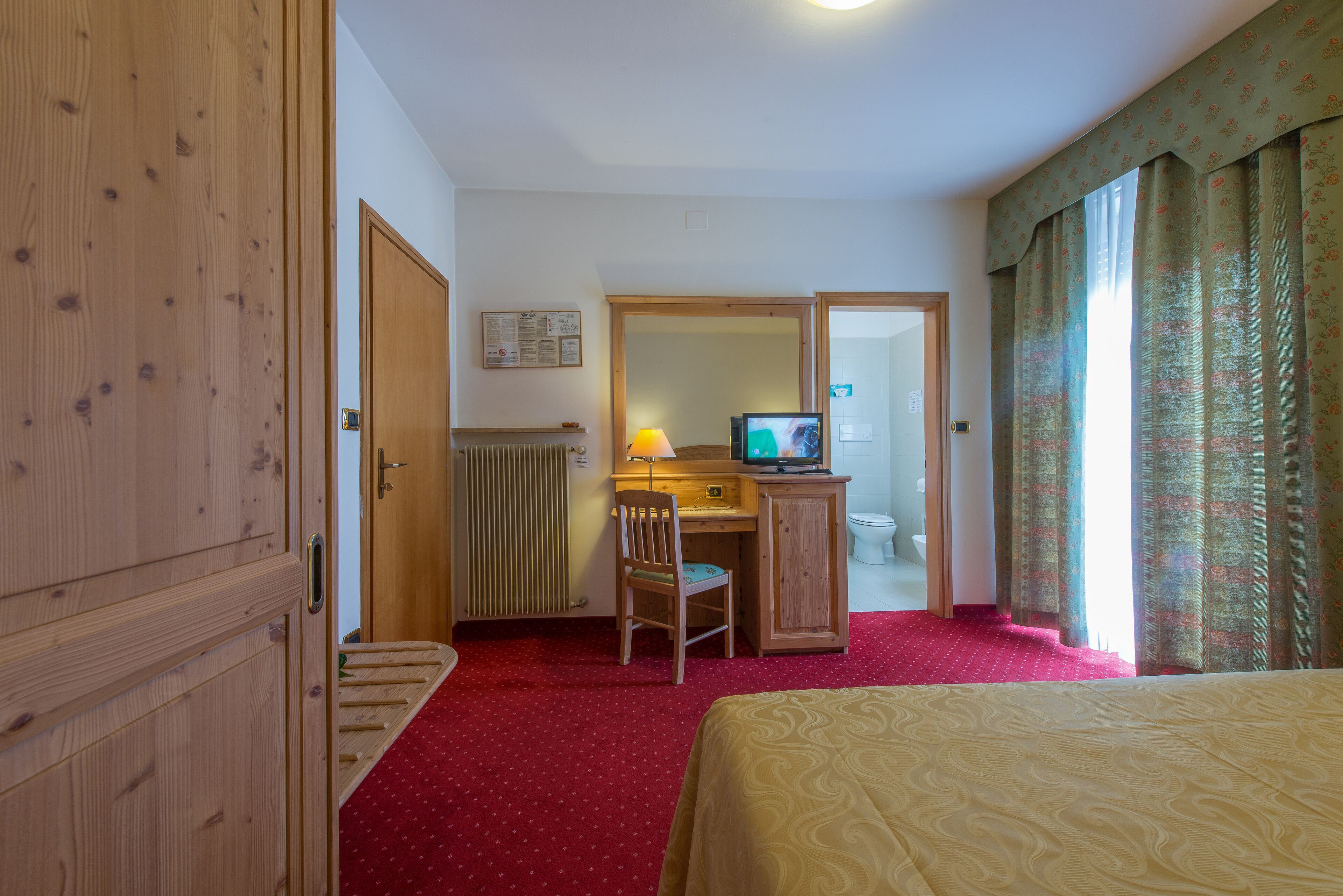 classic double or twin room | in-room safe, desk, free wifi, bed sheets