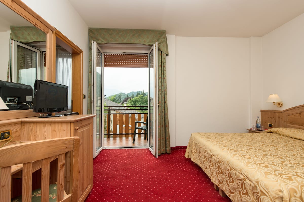 classic double or twin room | in-room safe, desk, free wifi, bed sheets