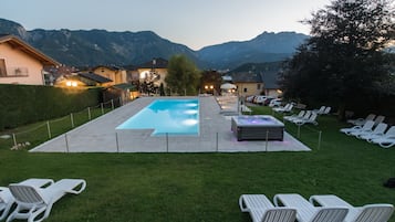 Piscina externa sazonal, guarda-sóis, espreguiçadeiras