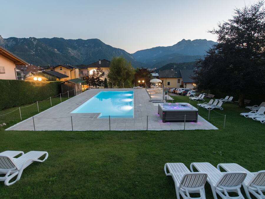 Een seizoensgebonden buitenzwembad, parasols voor strand/zwembad