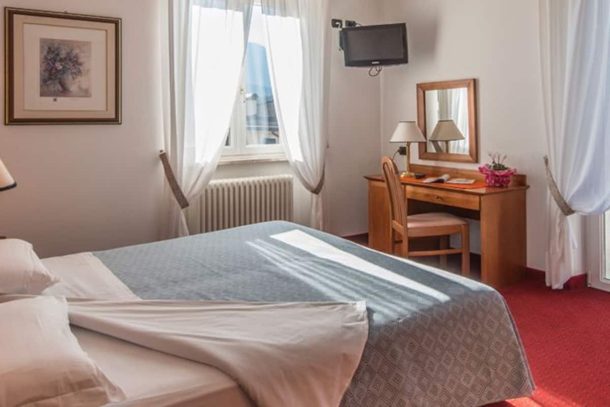 deluxe double or twin room | in-room safe, desk, free wifi, bed sheets