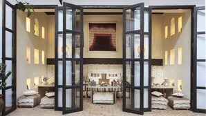 A traditional Japanese-style room with tatami flooring, a low table with cushions, and sliding doors. - Dar Charkia (Marrakech)