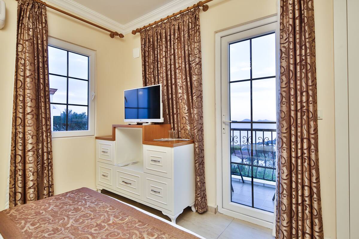 double room, sea view | 1 bedroom, premium bedding, desk, soundproofing
