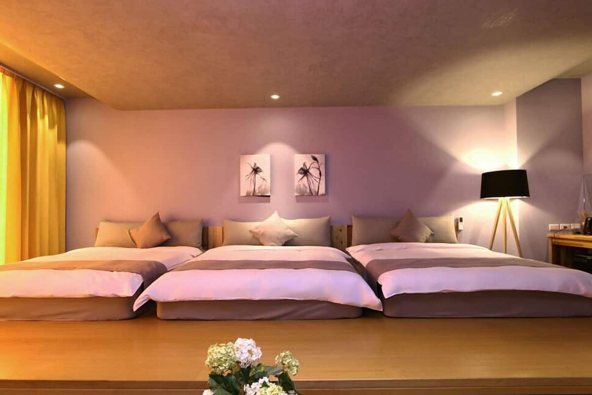 Habitación familiar (201) | Ropa de cama de alta calidad, escritorio y cortinas blackout