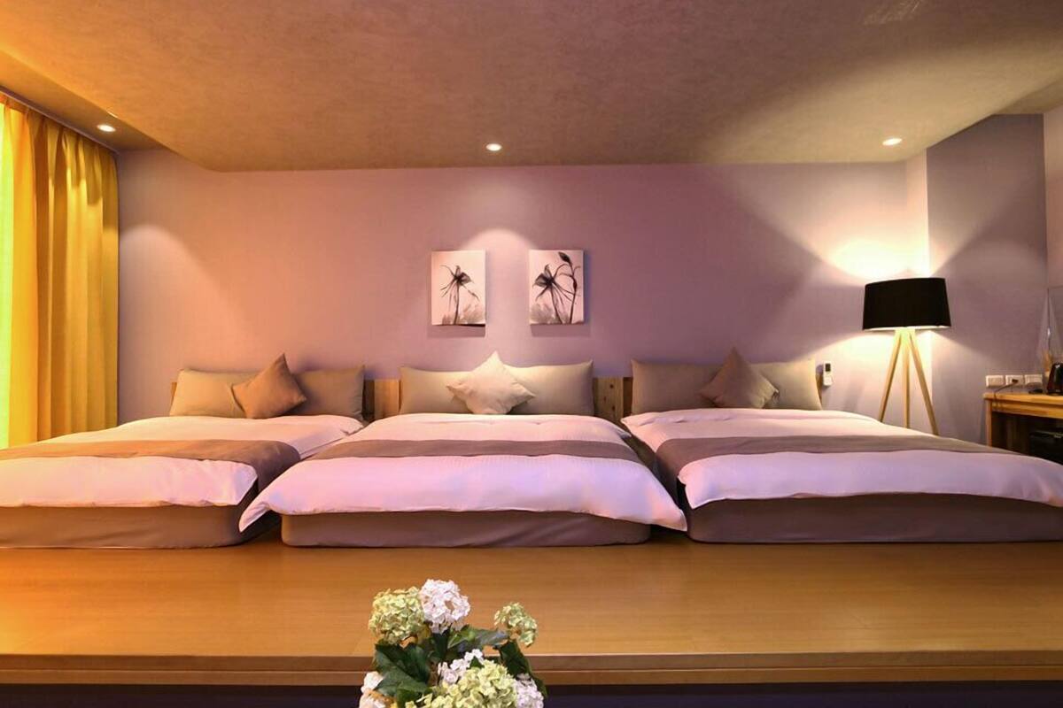 Premium bedding, desk, blackout curtains, free WiFi