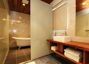 Habitación cuádruple estándar (307) | Baño | Amenidades de baño gratuitas y secadora de cabello