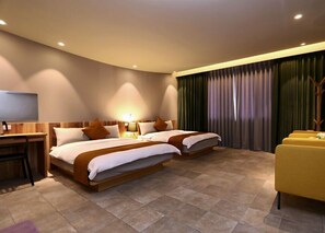 Habitación cuádruple estándar (307) | Ropa de cama de alta calidad, escritorio y cortinas blackout