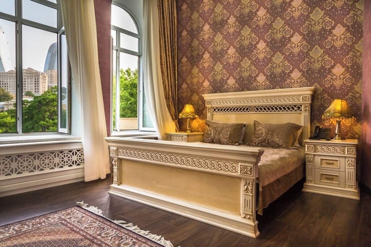 أغطية فراش متميزة وميني بار وخزنة داخل الغرفة ومكتب
