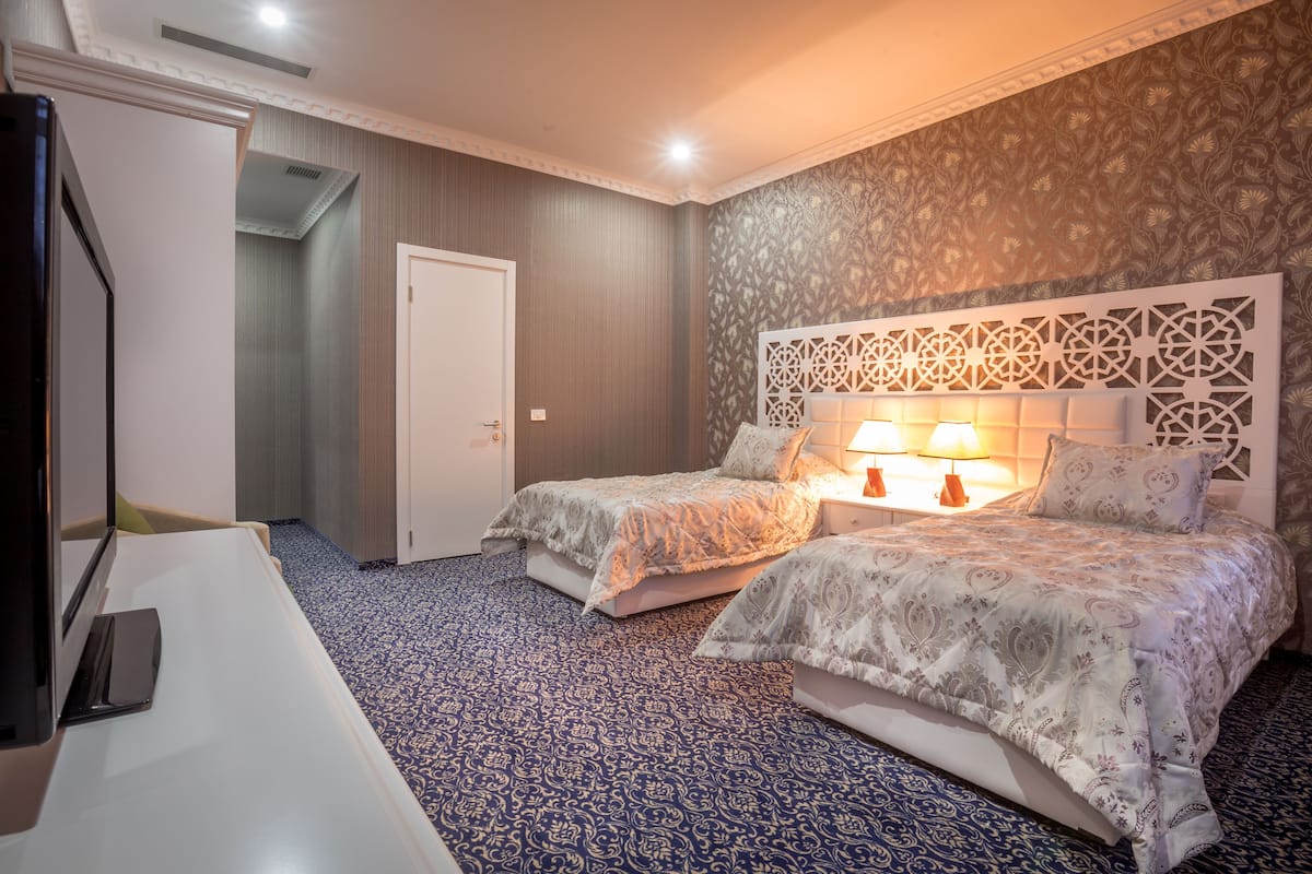 Luxe beddengoed, een minibar, een kluis op de kamer