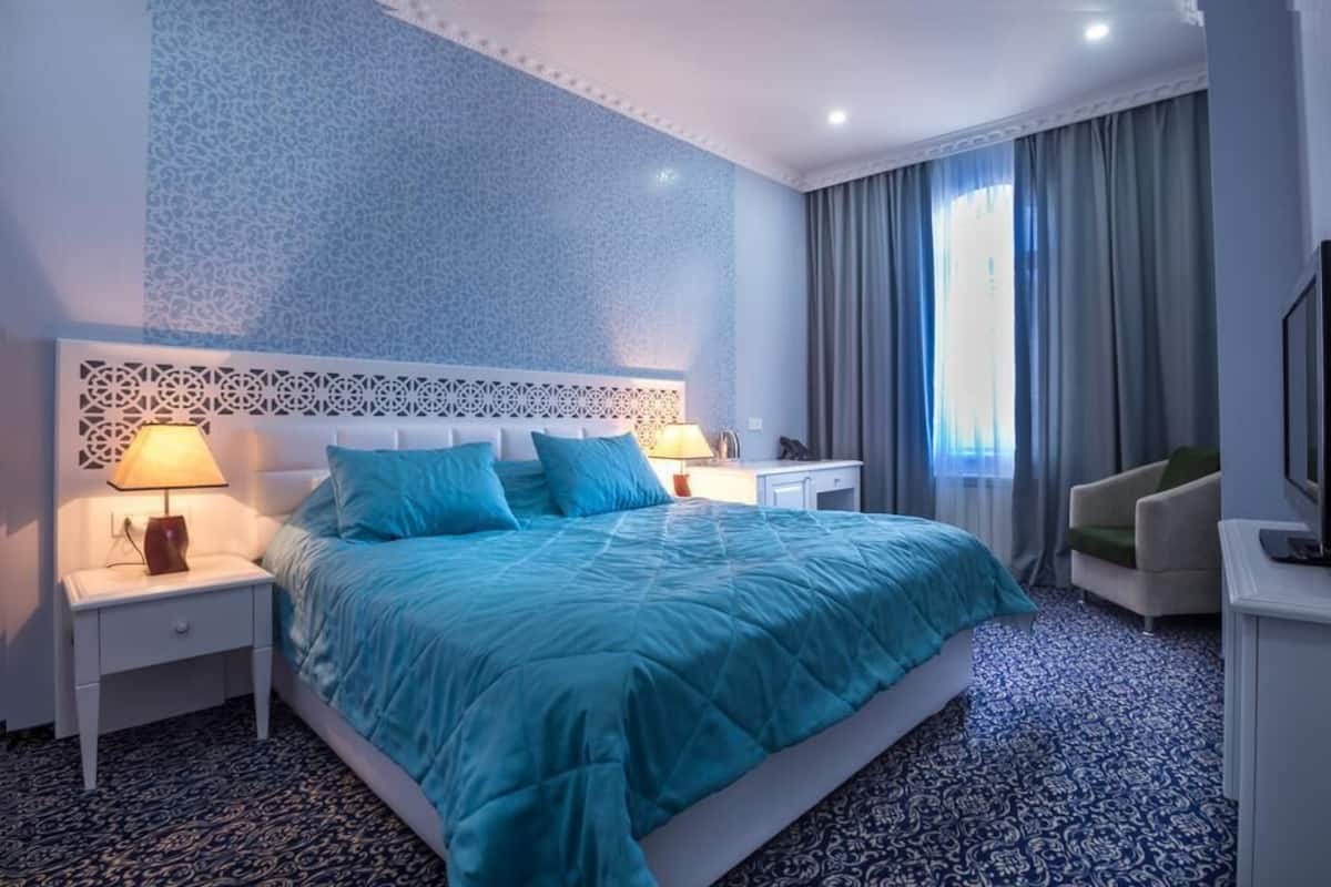 أغطية فراش متميزة وميني بار وخزنة داخل الغرفة ومكتب