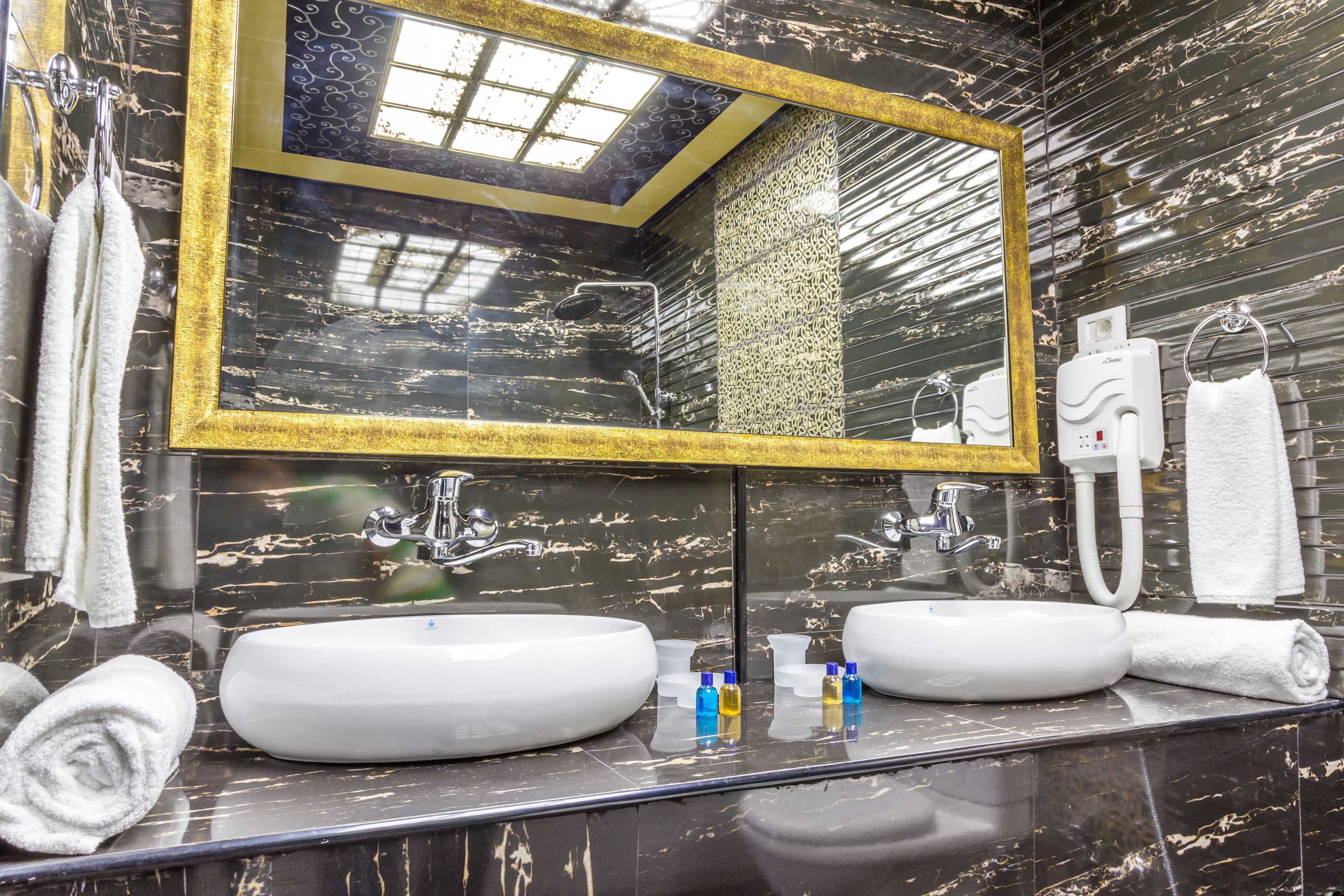 shower, free toiletries, bathrobes, towels