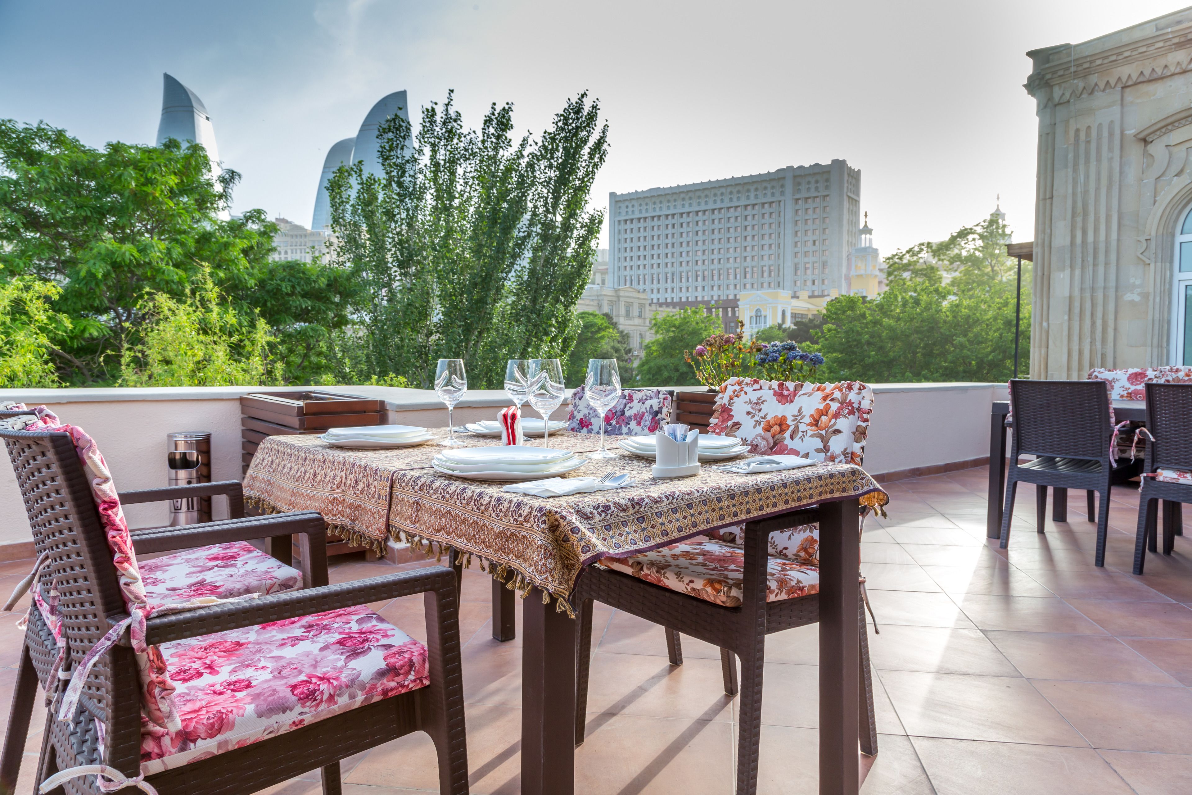 breakfast, lunch, dinner served; international cuisine