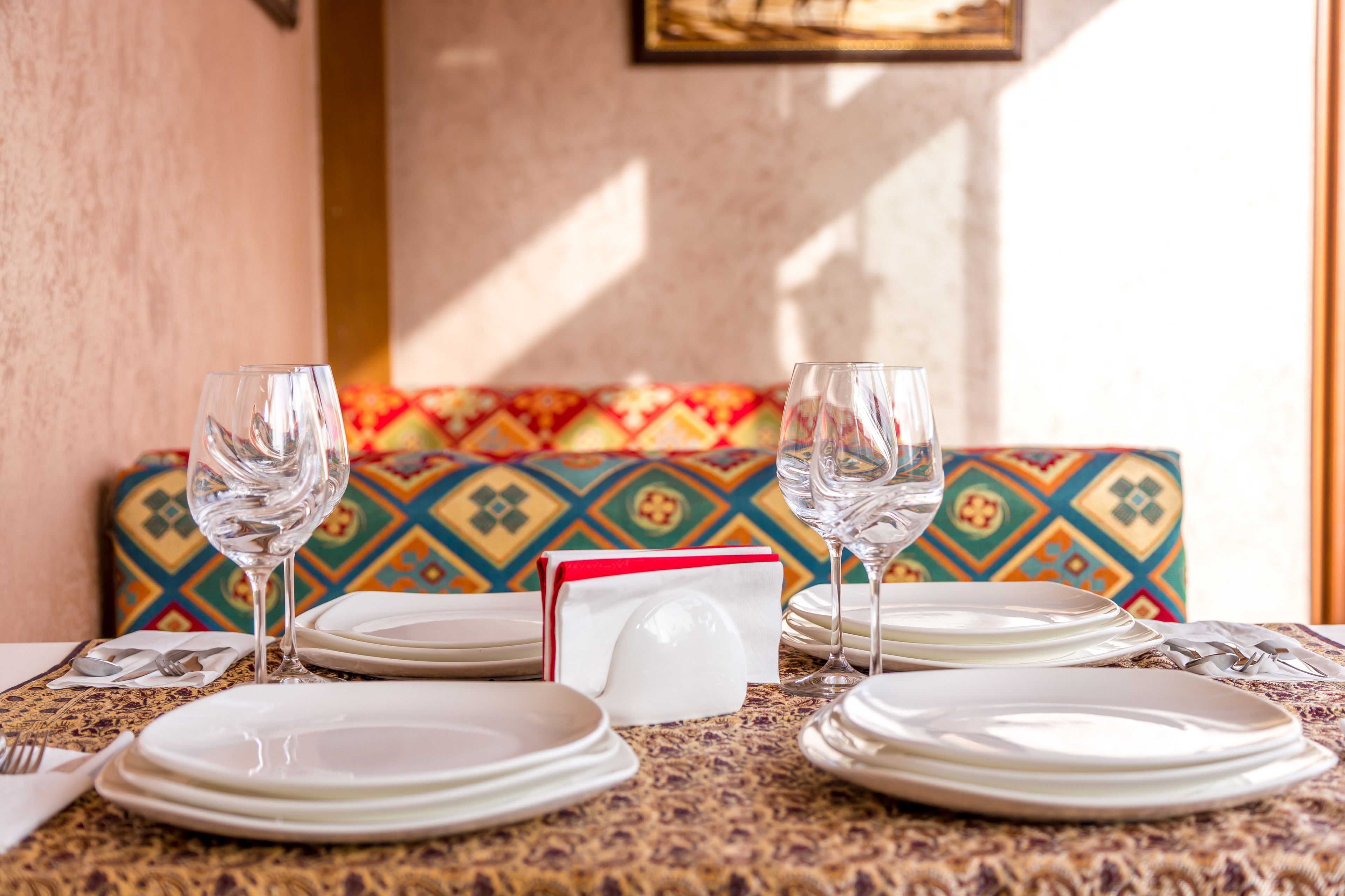 breakfast, lunch, dinner served; international cuisine