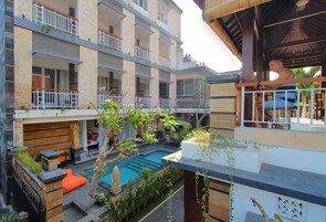 2 piscine all'aperto, ombrelloni da piscina, lettini