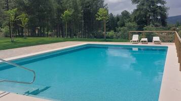 Een seizoensgebonden buitenzwembad