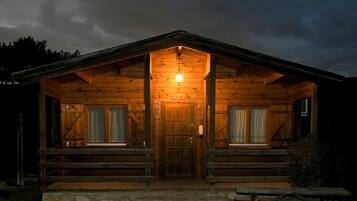 Cabin, 4 Bedrooms | Down duvets, soundproofing, free cots/infant beds, bed sheets