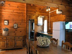 Cabin, 4 Bedrooms | Down duvets, soundproofing, free cots/infant beds, bed sheets