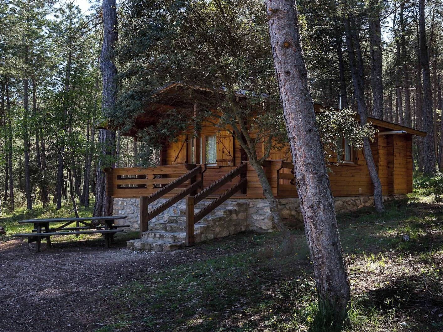 Cubrecamas, sistema de insonorización, cunas gratuitas y ropa de cama 