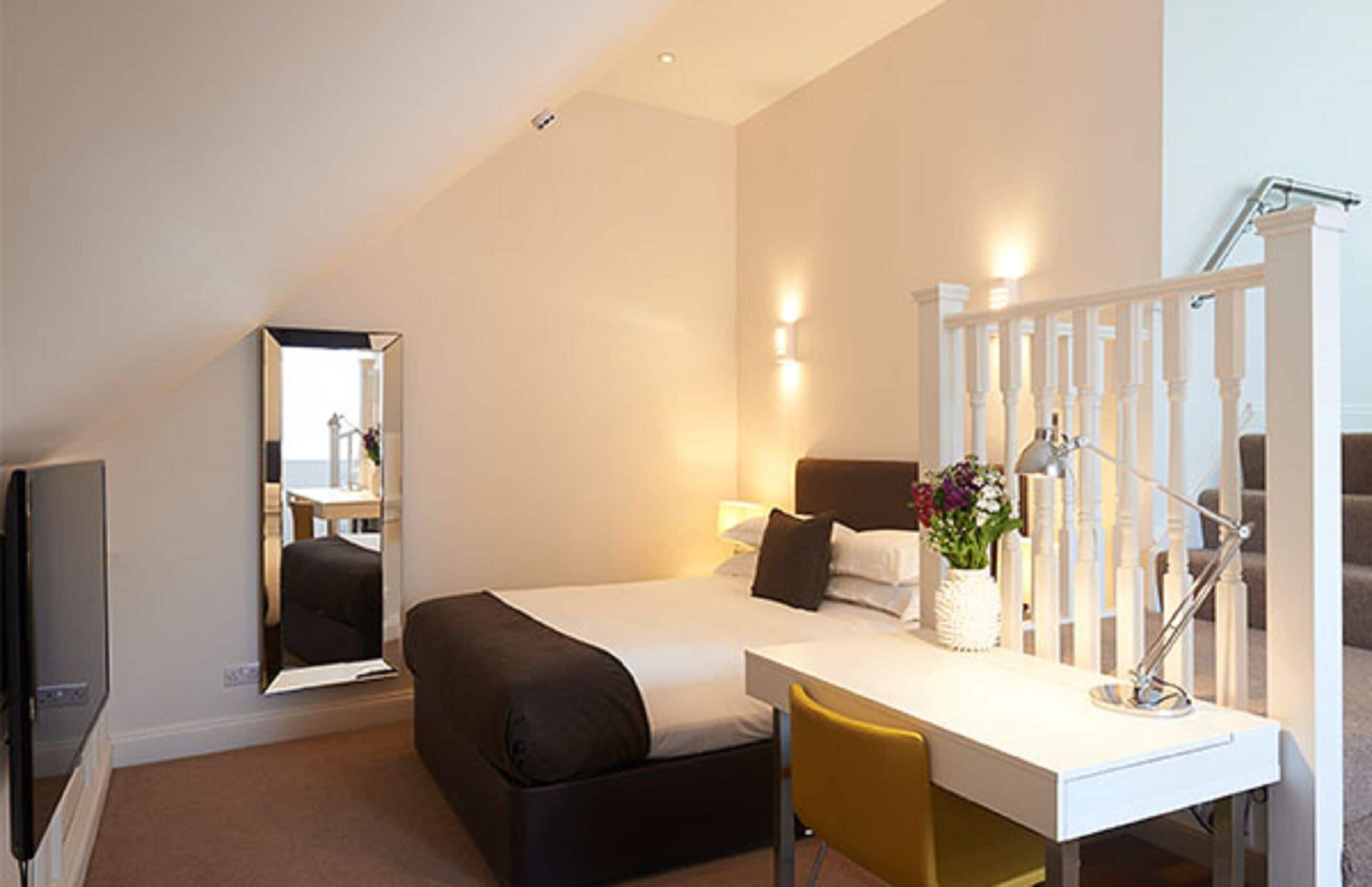 Phòng đôi Deluxe, 1 giường cỡ king, có phòng tắm riêng | Bộ trải giường bằng vải cotton Ai Cập, nệm Select Comfort, bàn 