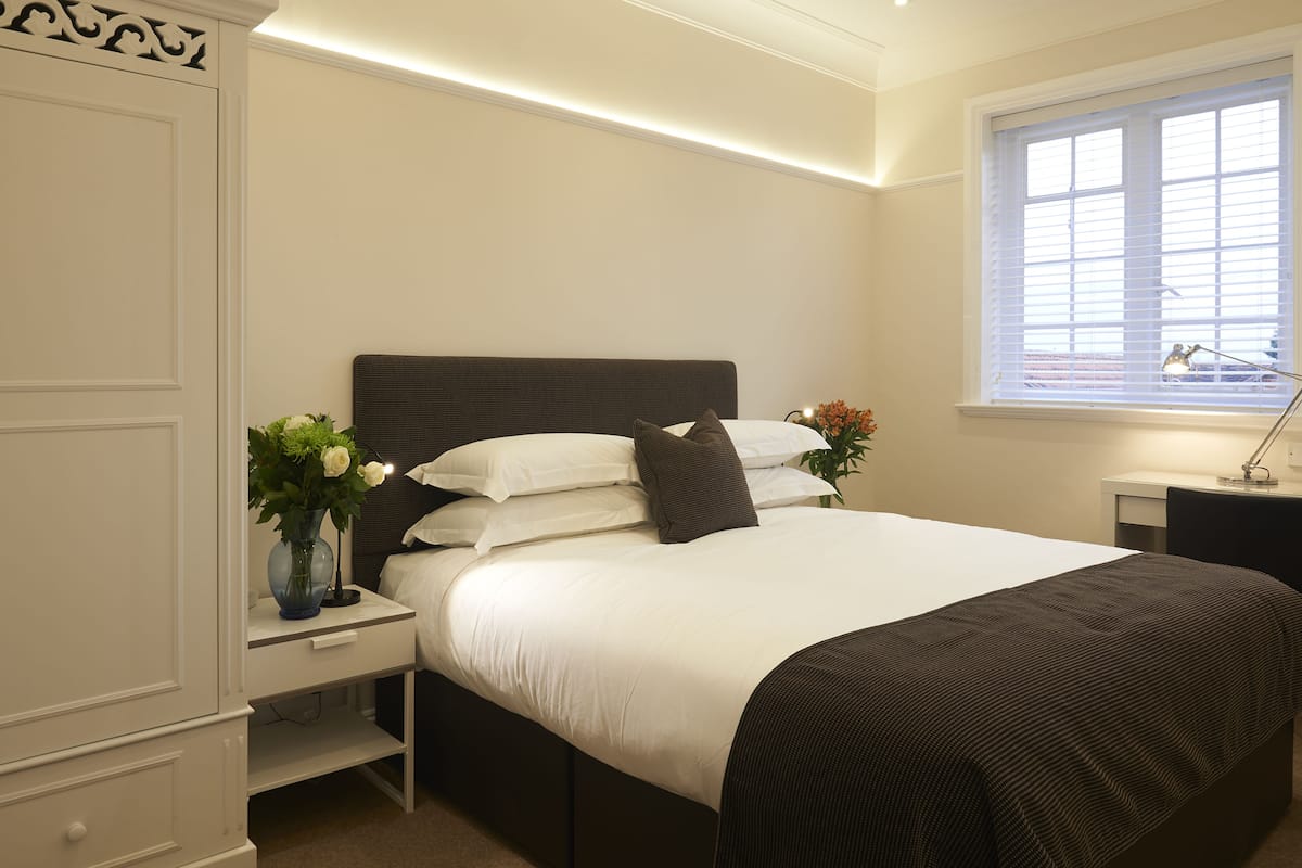 Seprai katun Mesir, tempat tidur Select Comfort, dan meja kerja