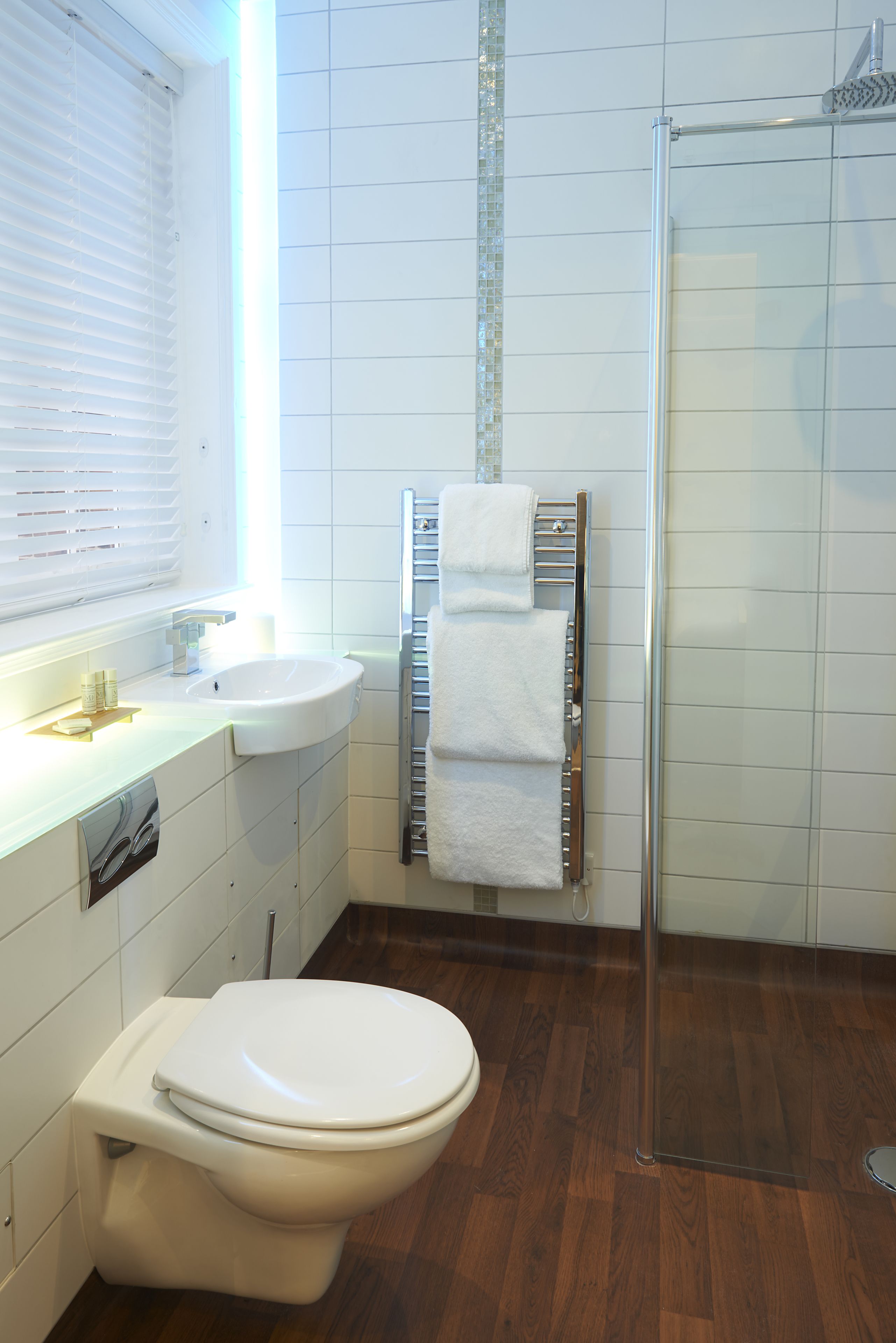 Un baño con inodoro, lavabo y ducha.