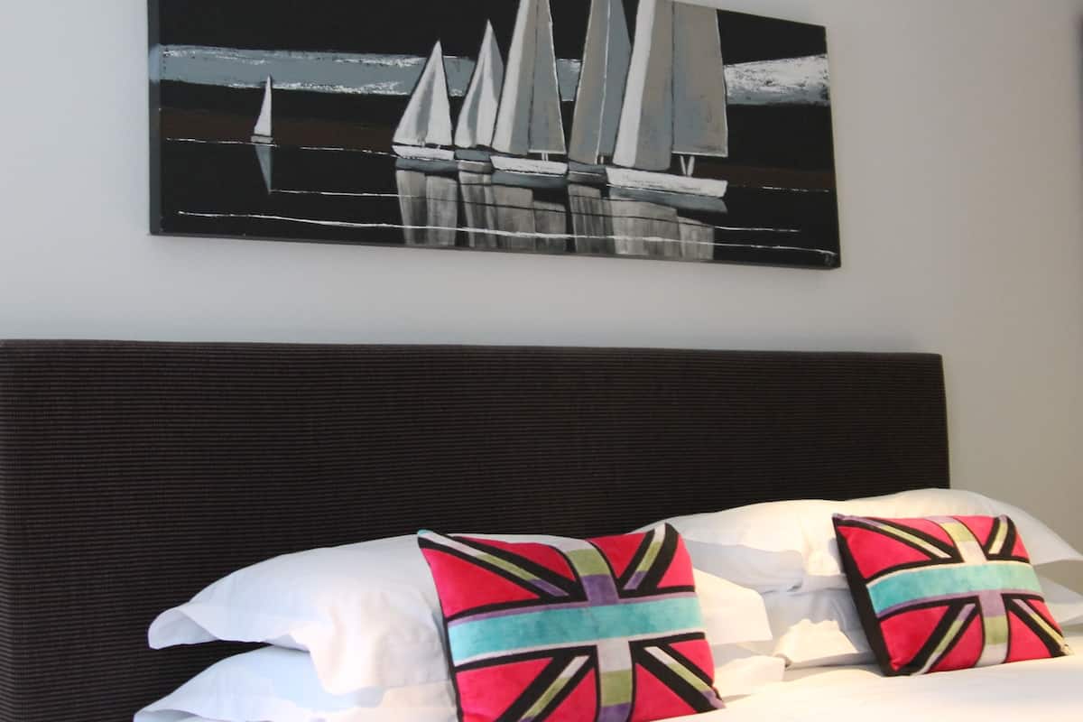 Kamar Double atau Twin Standar, ensuite | Seprai katun Mesir, tempat tidur Select Comfort, dan meja kerja