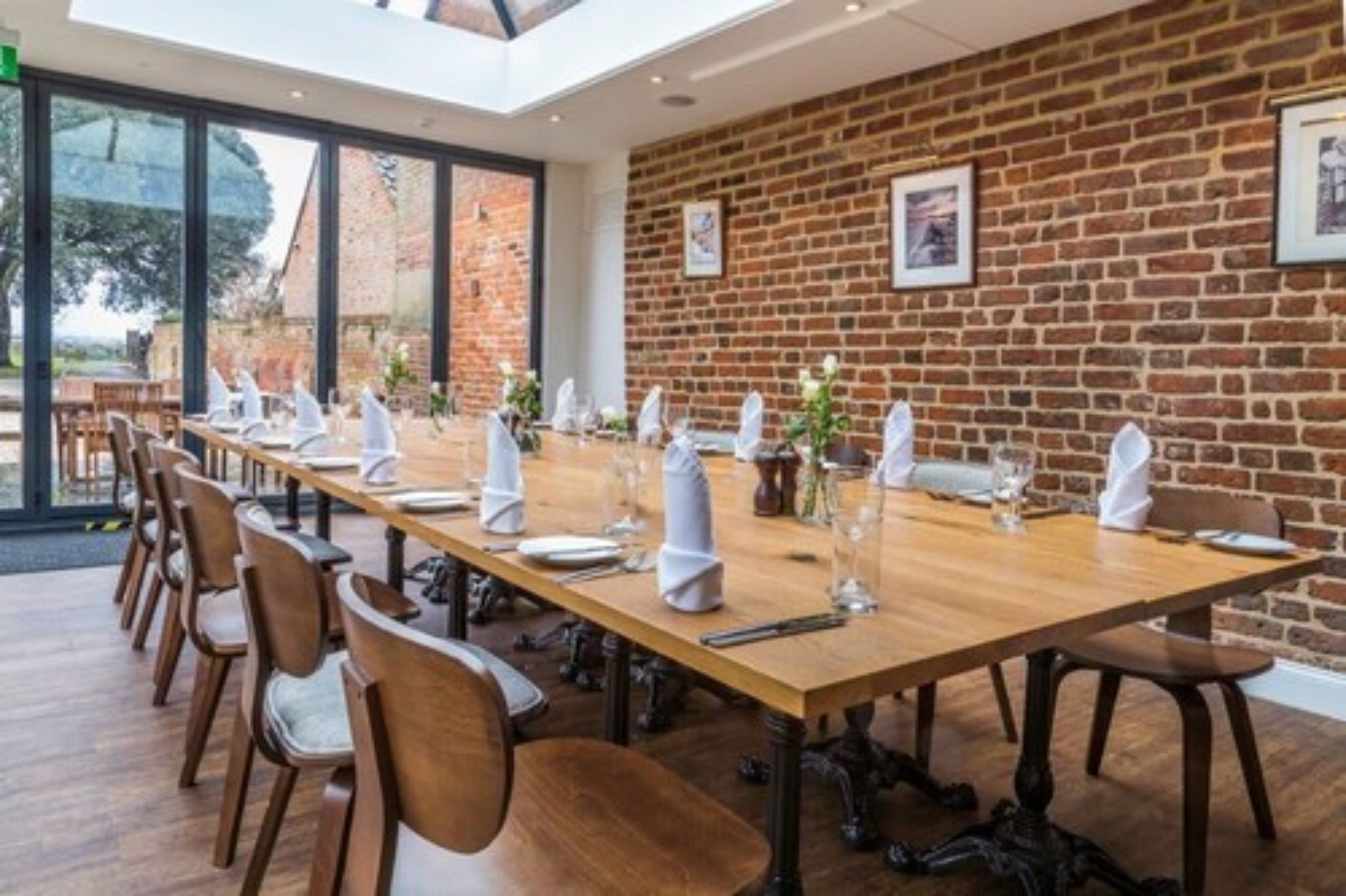 2 restaurants, lunch, dinner served; British cuisine